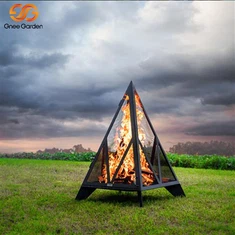 Lareira de metal autônoma antiga em aço Corten do lado de fora