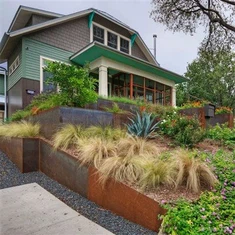 Muro de contenção de aço corten com acabamento enferrujado